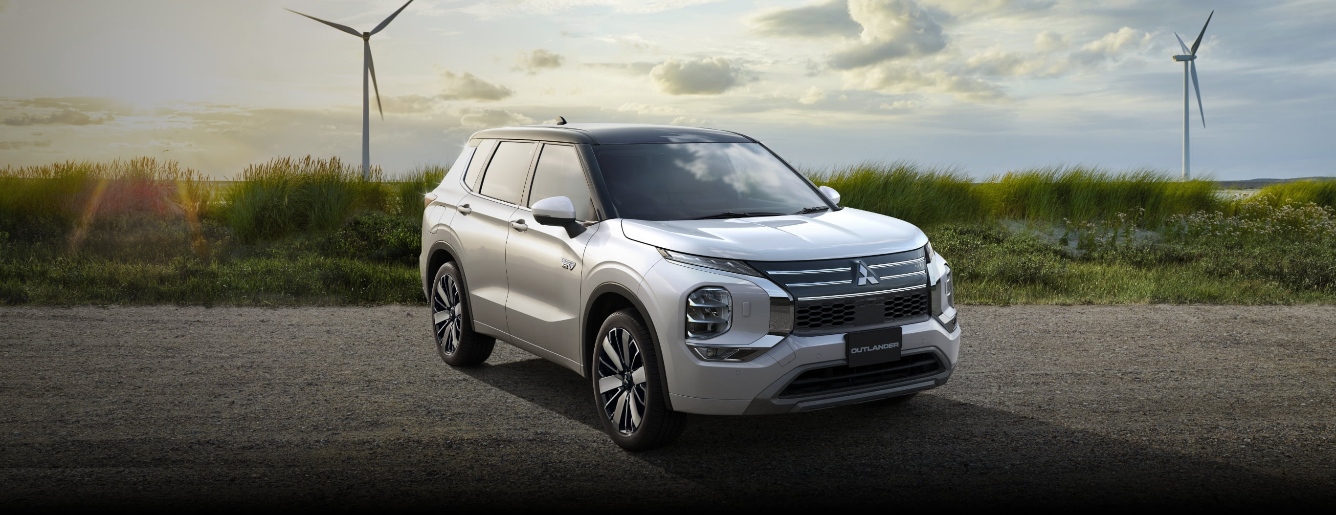 三菱のPHEVが、あなたの冒険を加速させる。