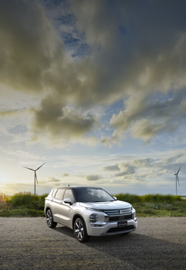 三菱のPHEVが、あなたの冒険を加速させる。