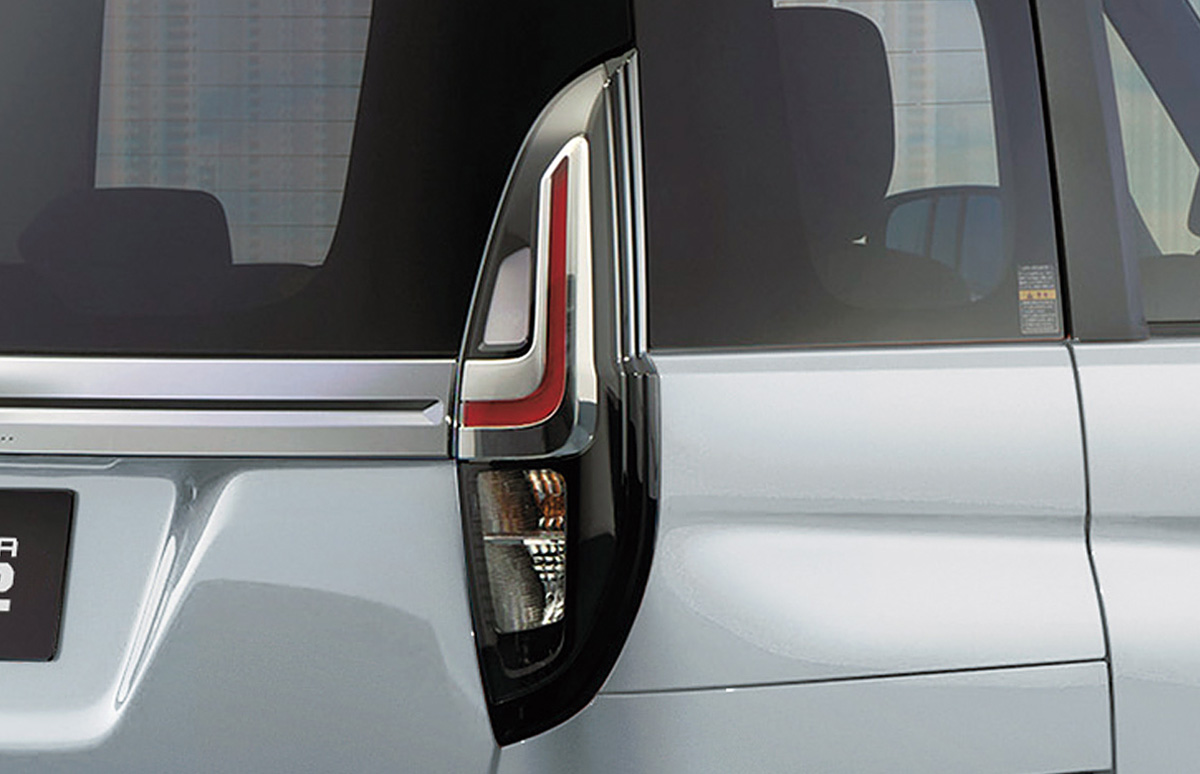 リヤコンビネーションランプ［LEDストップランプ］