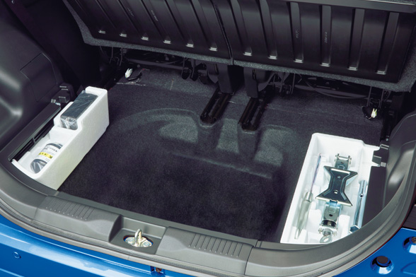 サブトランク（2WD車）