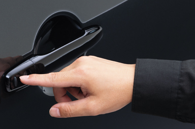 運転席側／助手席側ワンタッチ電動スライドドア（イージークローザー機構、セーフティ機構付）／エレクトリックテールゲート（クローズ＆ロック機能、イージークローザー機構、セーフティ機構付）