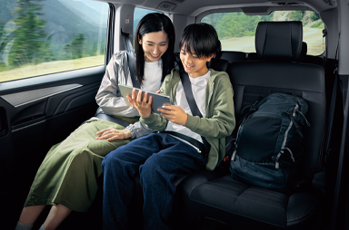 6：4分割ベンチシート（8人乗り）