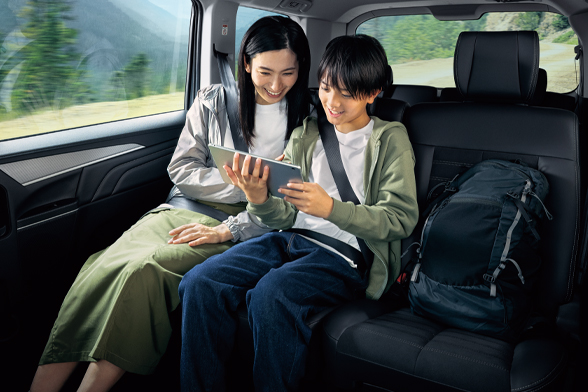 6：4分割ベンチシート（8人乗り）