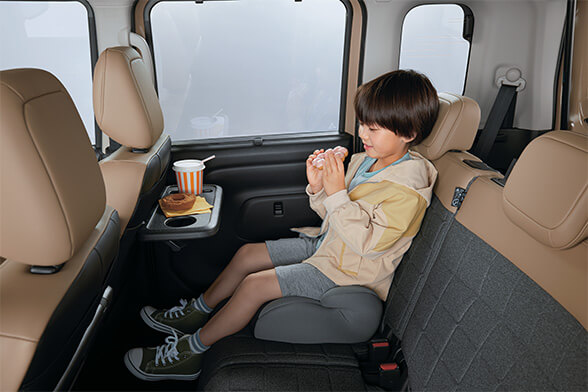 運転席＆助手席シートバックテーブル（コンビニエントフック付）