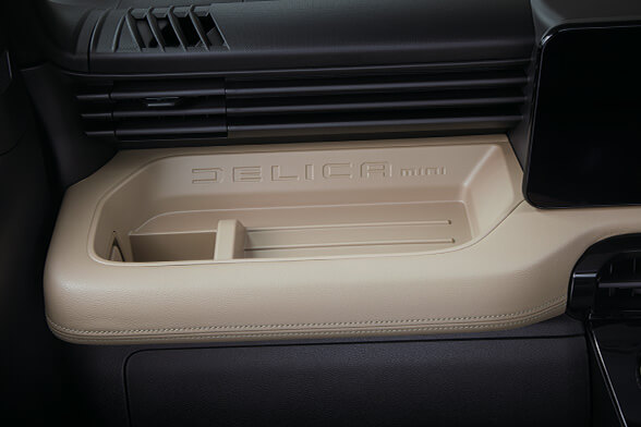 助手席前インパネトレイ