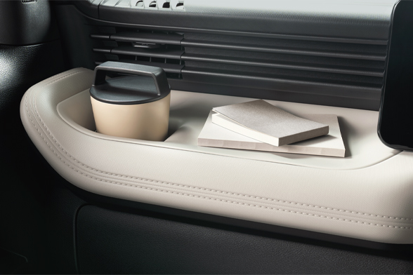 助手席前インパネトレイ