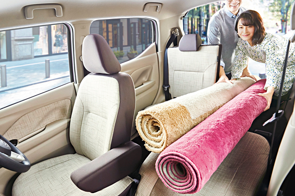 大人4人が乗っても広く使える荷室