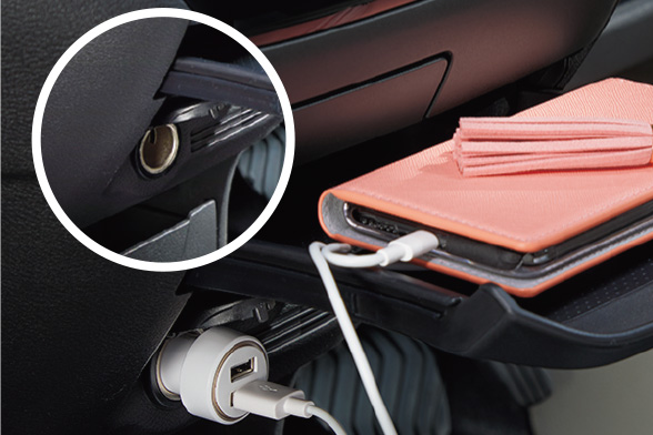 アクセサリーソケット（DC12V）。●USBケーブルは付属しません。