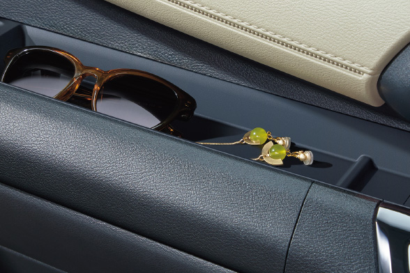 アッパーオープントレイ（助手席側）