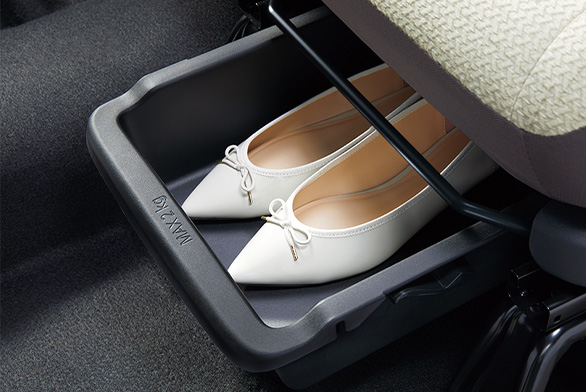 助手席の下に靴などを入れられる、助手席シートアンダートレイ（Gのみ標準装備）