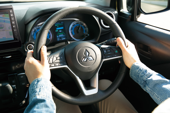アクセル、ブレーキ、ステアリングの操作を支援。ストレスや疲れが減るから、旅先でもっと遊べる。