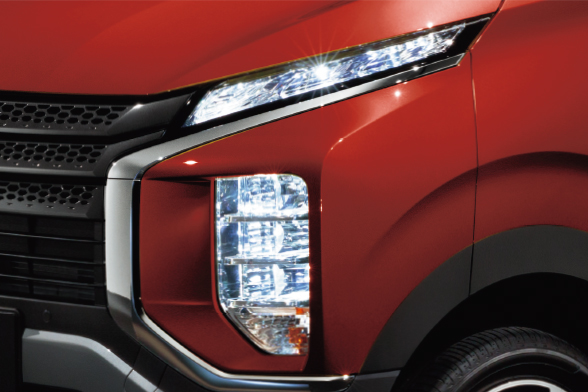 視認性にすぐれたLEDヘッドライト&ハイマウントストップランプ（LED）