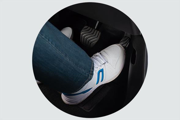 ⑤ アクセルは踏み込み過ぎず、踏む時間を短くする！