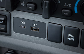 充電用USBポート（インパネ、Type-A＆C）