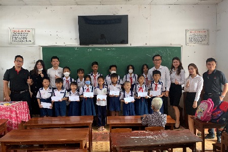 MMV donates scholarship to students from elementary to high school [Vietnam]