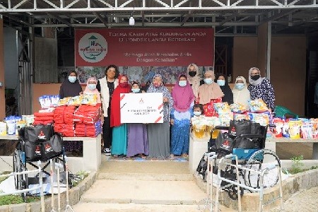 MMKSI Donates Gifts to Welcome Islam Festival Eid Al-Fitr and Basic Necessities to Elderly of Nursing Homes [Indonesia]