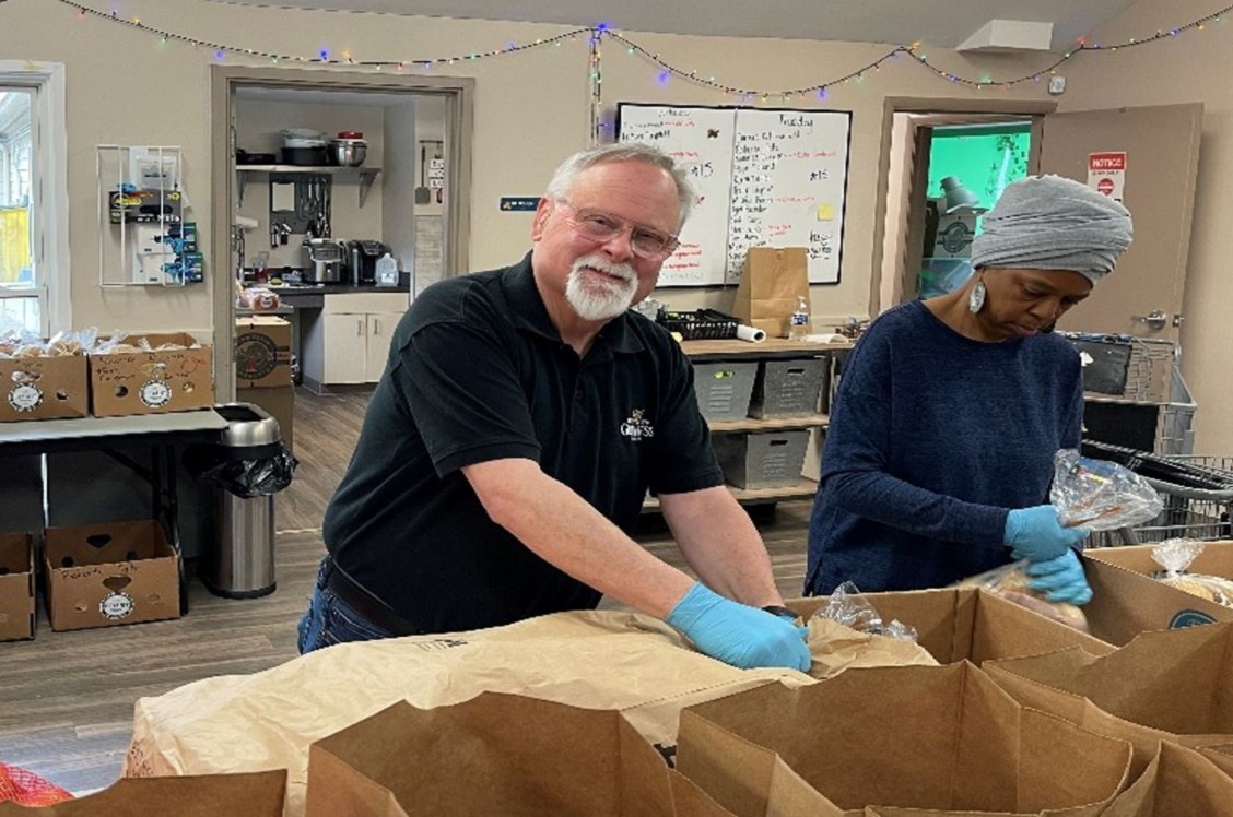 Donates Daily Necessities and Volunteers to Help Financially Disadvantaged Families [USA]