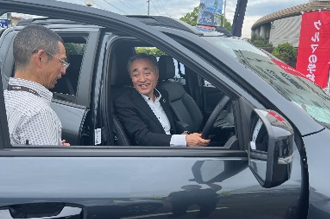 会場に展示した『トライトン』に倉敷市生水副市長ご乗車（9月14日）