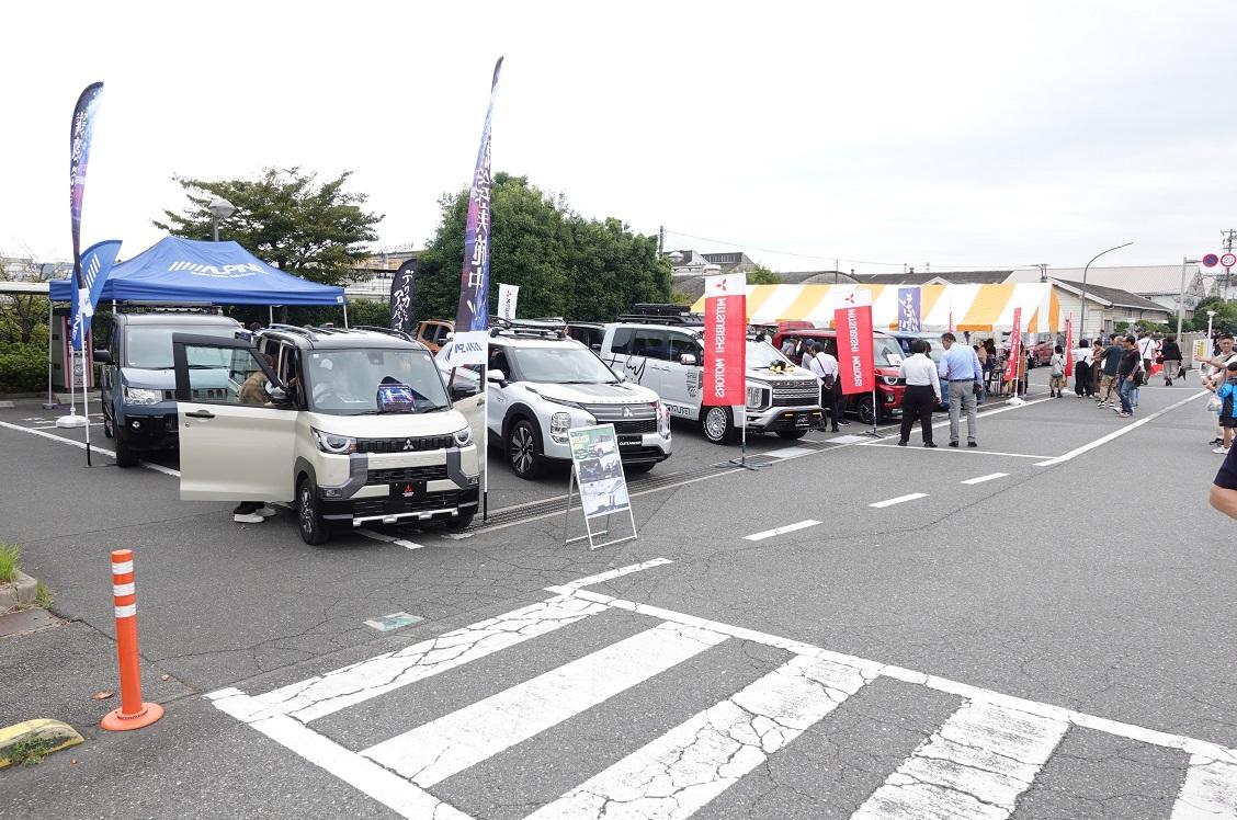 会場での三菱車展示（9月28日）