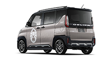 「デリカミニ×Colemanコラボラッピング」(推奨ディーラーオプション装着)リヤ