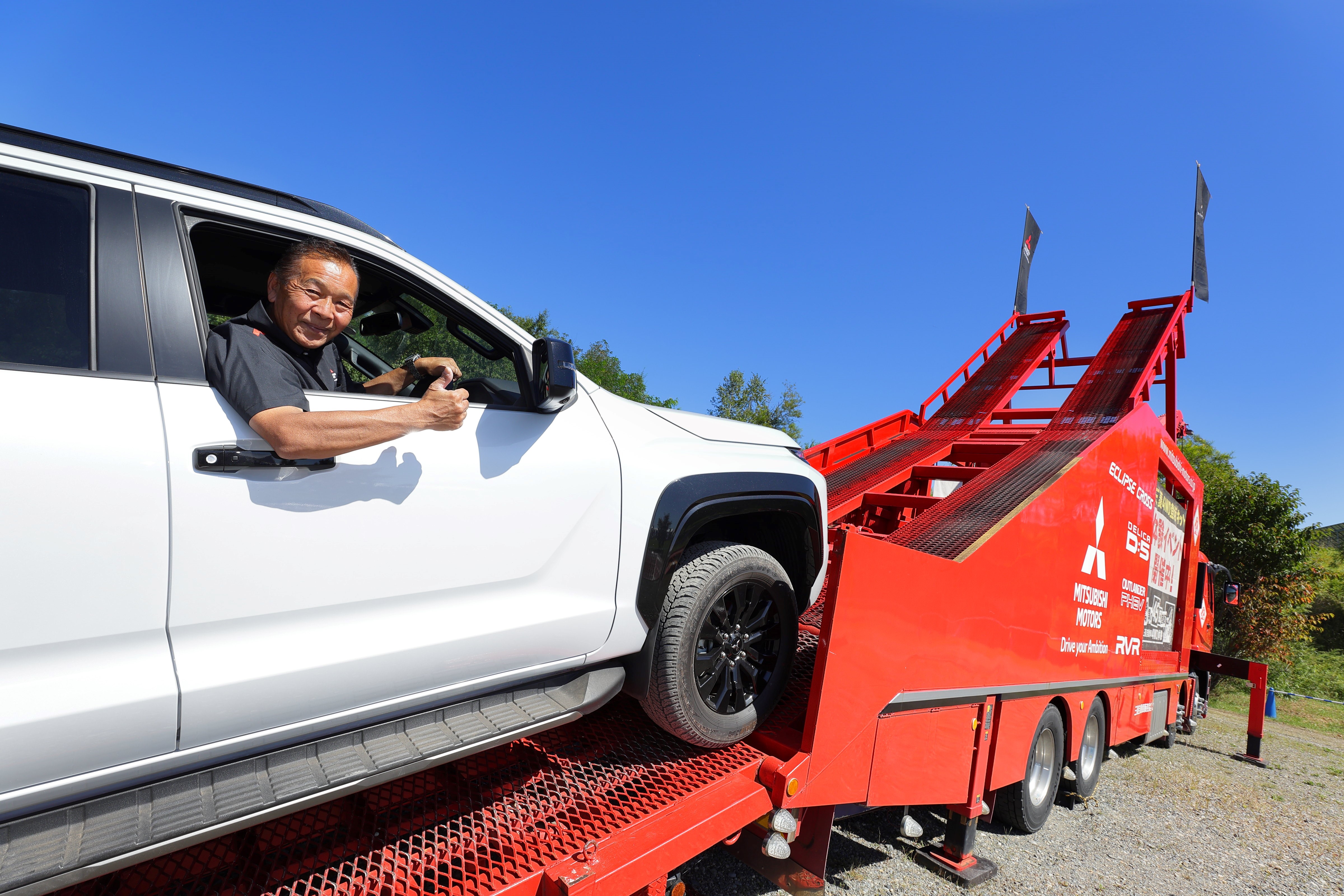 4WD登坂キット体験イベントでドライバーを務める増岡 浩
