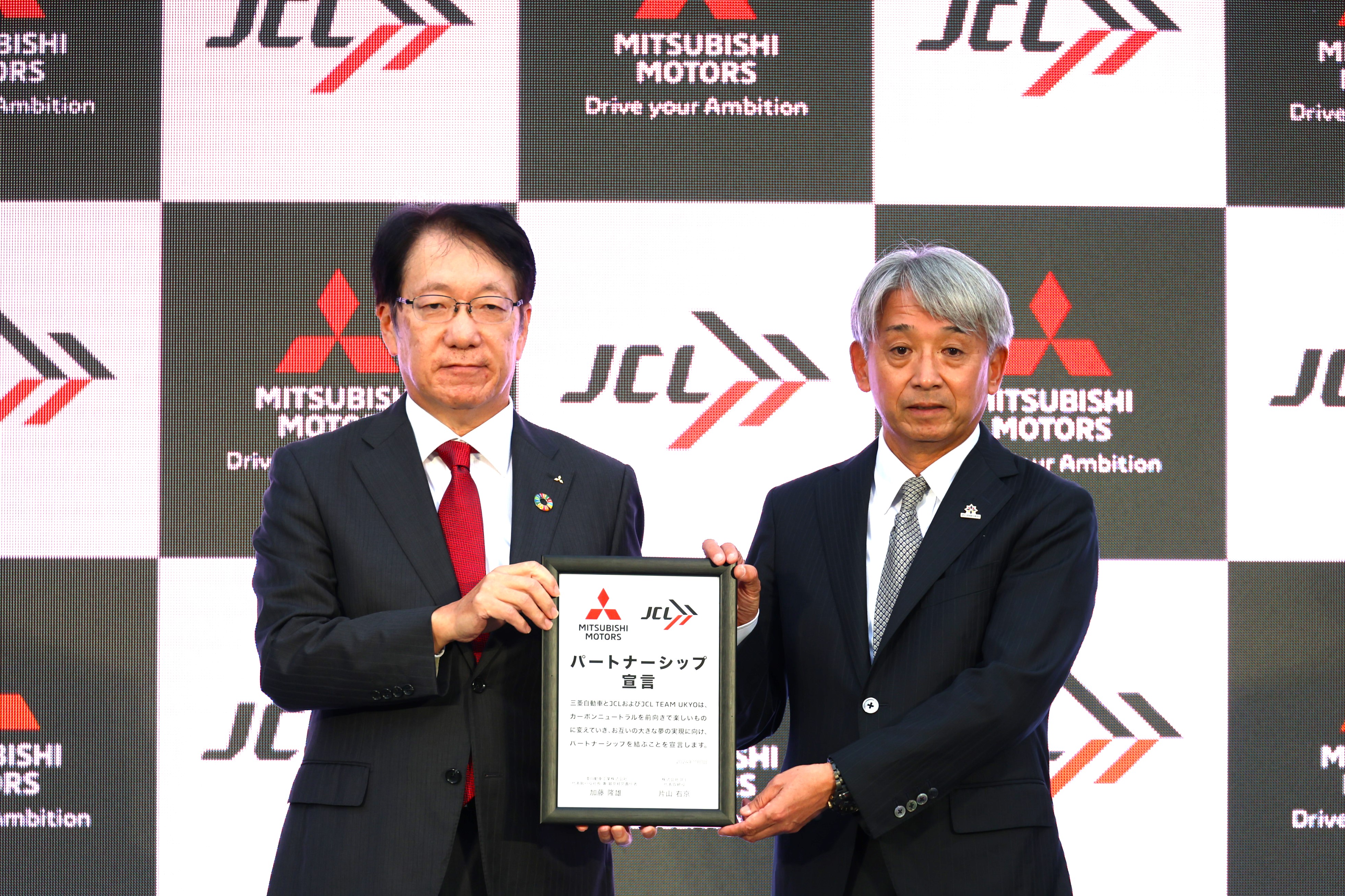 (左から)当社社長の加藤、JCL代表取締役 片山右京氏