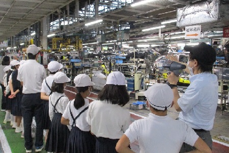 小学生、三菱自動車の工場を見学～日本の自動車産業を学ぶ～