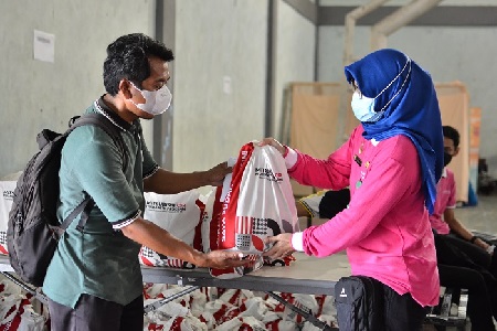 新型コロナウイルス感染症拡大による困難に立ち向かう人々へ生活必需品を寄贈［インドネシア］