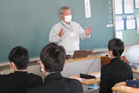 中学生に「命を守るため、安全な車をつくる」仕事について伝える