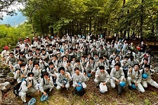 新入社員が「パジェロの森」で森林保全活動を実施