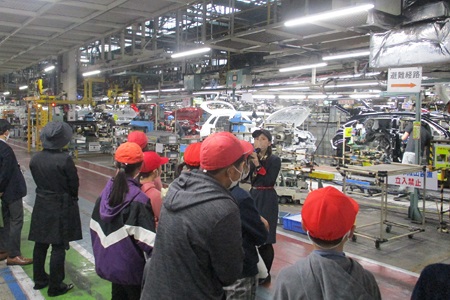 小学生、三菱自動車の工場を見学　～日本の自動車産業を学ぶ～