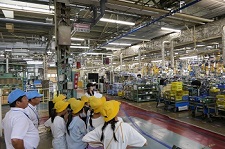 小学生、三菱自動車の工場を見学