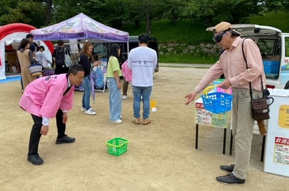 飲酒体験ゴーグルをつけて玉入れ