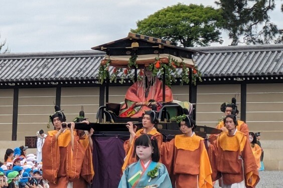 葵桂で装飾された腰輿（およよ）に乗る斎王代