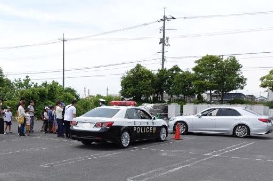 パトカーに乗車して交通違反の取締を体験