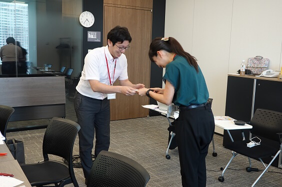 名刺交換のロールプレイング