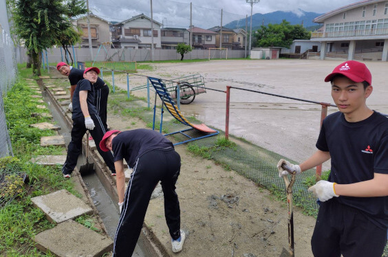 広沢小学校での側溝の泥上げ