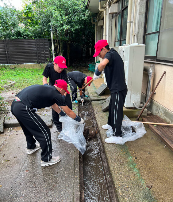 嵯峨小学校での側溝の泥上げ