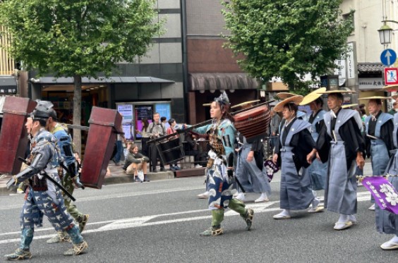 飼糧桶担夫役の京都工作部 小椋社員