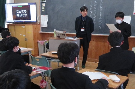 生徒の感想を聞いてる様子
