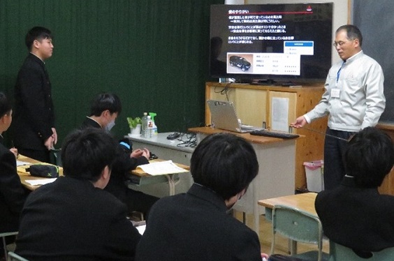 生徒の質問に答えている様子