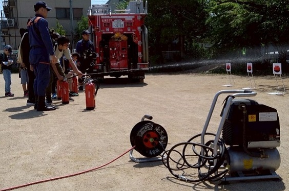 電気自動車からの給電による水消火器体験