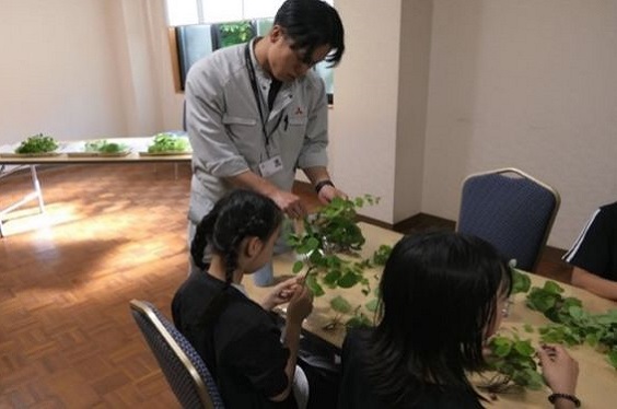 小学生へ奉製作業の説明