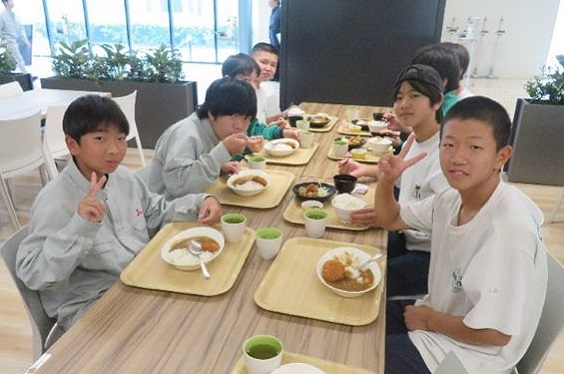 社員食堂で食事
