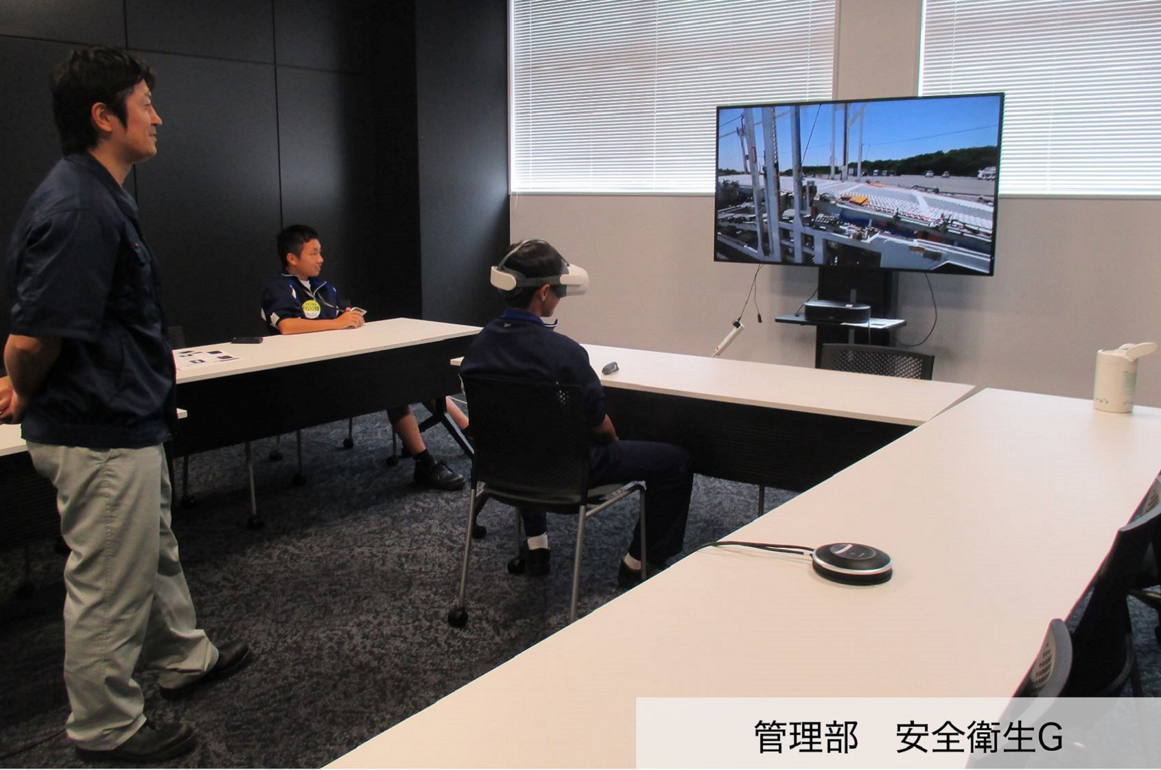 VR機器をつけ安全学習を受ける様子