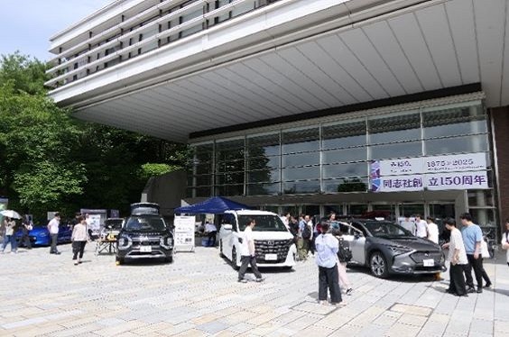 『アウトランダー』を展示