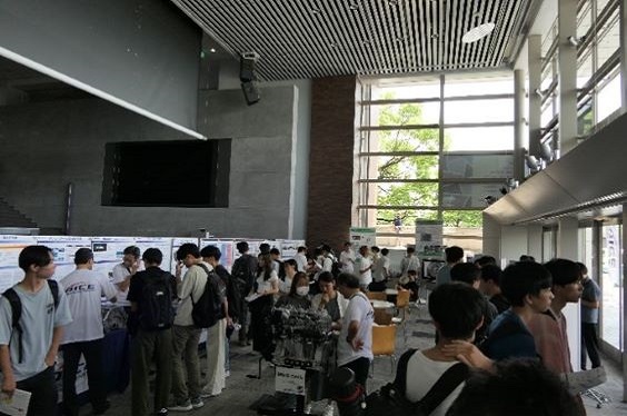 「同志社大学研究室」「AICE」「TRAMI」の研究パネルを展示