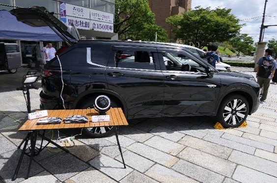 『アウトランダー』から家電へ給電する様子