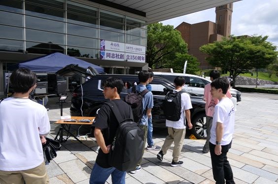 学生に説明を行うEV・パワートレイン先行開発部 内田社員