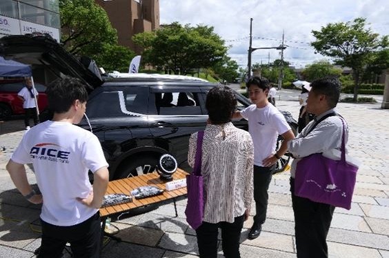 一般来場者に説明を行う京都総務 山田社員